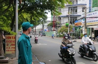 Một dân quân tự vệ đang làm nhiệm vụ điều tiết giao thông. Ảnh: Minh Thuận