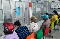người dân đến khám chữa bệnh tại bệnh viện Phú Nhuận. Ảnh: NGUYỄN HIỀN