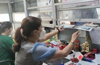 Người dân đến đăng ký khám chữa bệnh tại bệnh viên Phú Nhuận. Ảnh: Nguyễn Hiền
