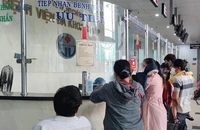 Người dân đến đăng ký khám chữa bệnh tại bệnh viện Gò Vấp.Ảnh: NGUYỄN HIỀN