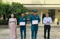 Hai dân quân tự vệ tham gian bắt cướp được khen thưởng . Ảnh: UBND phường cung cấp.