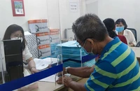 Người dân đến thực hiện thủ tục công chứng tại một văn phòng công chứng ở TP.HCM. Ảnh : Nguyễn Hiền 