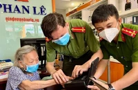 Công an phường 5, quận Phú Nhuận hỗ trợ người cao tuổi làm CCCD gắn chip tại nhà. Ảnh: NGUYỆT NHI 