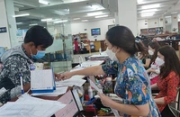 Người dân đến làm việc tại cơ quan BHXH TP.HCM. Ảnh: NGUYỄN HIỀN