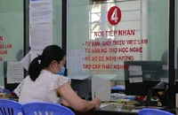 Người lao động đến Trung tâm giới thiệu việc làm TP.HCM làm thủ tục nhận trợ cấp thất nghiệp. Ảnh: MT