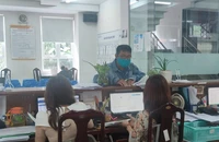 Người lao động đến cơ quan BHXH TP.HCM để làm các thủ tục liên quan đến BHXH. Ảnh: NGUYỄN HIỀN 