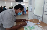 Người dân đến thực hiện các thủ tục lên quan đến BHXH, BHYT tại cơ quan BHXH TP.HCM. Ảnh: NGUYỄN HIỀN 