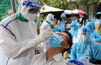 Test nhanh COVID-19 cho người dân tại TP.HCM tại thời điểm năm 2021. Ảnh: HOÀNG GIANG