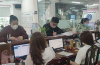 Người lao động đến cơ quan BHXH TP.HCM làm thủ tục liên quan đến BHXH. Ảnh: NGUYỄN HIỀN