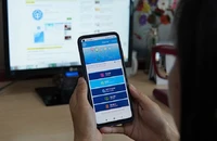 Người dân đang thực hiện việc cấp lại mật khẩu VssID. Ảnh: NH