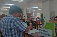 Người dân đến cơ quan BHXH TP.HCM thực hiện các thủ tục hành chính. Ảnh: NGUYỄN HIỀN