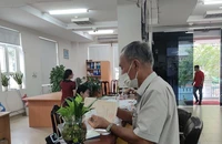 Người dân đến cơ quan BHXH TP.HCM thực hiện các thủ tục liên quan đến BHXH. Ảnh: NGUYỄN HIỀN