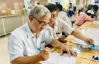 Người nhận lương hưu được hướng dẫn cài đặt ứng dụng VssID. Ảnh: CTV