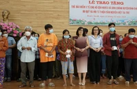Người dân khó khăn trên địa bàn TP.HCM được tặng thẻ BHYT. Ảnh: CTV