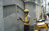 Nhân viên bưu điện đến xác minh thông tin người hưởng lương hưu. Ảnh: CTV