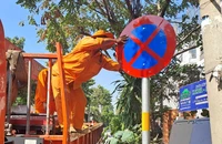 Biển báo giao thông không hợp lý đã được tháo gỡ đang được đơn vị thi công tháo gỡ. Ảnh: CTV