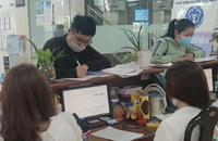 Người dân đến làm thủ tục hành chính tại cơ quan BHXH TP.HCM. Ảnh: NGUYỄN HIỀN