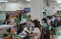 Người dân đến liên hệ làm việc tại BHXH TP.HCM. Ảnh: NGUYỄN HIỀN