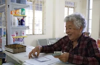 Người cao tuổi không có lương hưu sẽ nhận trợ cấp xã hội hàng tháng. Ảnh: VL