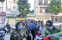 Người dân đến xếp hàng dài rút BHXH 1 lần tại BHXH huyện Hóc Môn (ảnh chụp vào tháng 10-2023). Ảnh: KHÁNH TOÀN