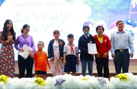 Một số trẻ em có hoàn cảnh rất đặc biệt được trao giấy khai sinh. Ảnh: VÕ THƠ