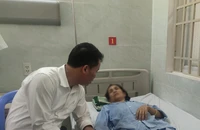 Ông Nguyễn Thế Mạnh, Tổng giám đốc BHXH Việt Nam hỏi thăm, chia sẻ với bệnh nhân đang điều trị tại bệnh viện Quân Y 175. Ảnh: NGUYỄN HIỀN