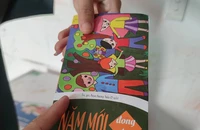 Tiền lì xì của con, cha mẹ có thể mua vàng, để dành sau này cho con. Ảnh: THIÊN HƯƠNG