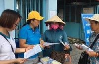 Người dân được tư vấn tham gia BHXH, BHYT tự nguyện. Ảnh: NGUYỄN HIỀN
