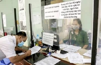 Người dân làm thủ tục hưởng trợ cấp thất nghiệp tại Trung tâm Dịch vụ việc làm TP.HCM. Ảnh: NGUYỆT NHI 