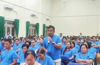 Người dân đối thoại trực tiếp với lãnh đạo quận 12 về trạm xử lý nước thải. Ảnh: NGUYỄN HIỀN