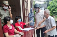Người dân tại TP.HCM gặp khó khăn trong mùa dịch COVID-19 được hỗ trợ. Ảnh: NGUYỄN HIỀN