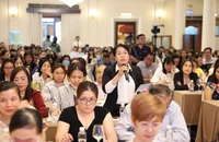 Đại diện DN đặt câu hỏi tại Hội nghị đối thoại. Ảnh: H.PHI 