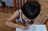 Hành trang cho trẻ chuẩn bị học lớp 1 là những con chữ để việc học của trẻ nhẹ nhàng. Ảnh: Võ Hà
