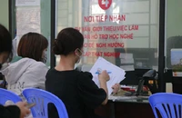 Người lao động đến nộp hồ sơ hưởng trợ cấp thất nghiệp tại Trung tâm Dịch vụ Việc làm TP.HCM. Ảnh: TM