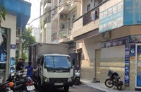 Dân "kêu" vì xe tải đậu kín hẻm