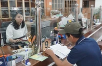 Người dân đến cơ quan BHXH TP.HCM liên hệ làm thủ tục liên quan BHXH. Ảnh: NH