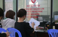 Người lao động đến Trung tâm dịch vụ việc làm TP.HCM làm thủ tục nhận bảo hiểm thất nghiệp. Ảnh: NH