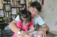 Con anh P. đã được cấp giấy khai sinh để chuẩn bị vào lớp 1. Ảnh: NGUYỄN HIỀN