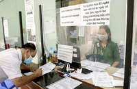 Người dân làm thủ tục hưởng trợ cấp thất nghiệp tại Trung tâm Dịch vụ việc làm TP.HCM. Ảnh: NGUYỆT NHI