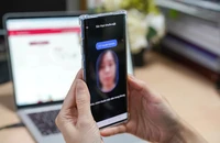 Khách hàng xác thực sinh trắc học khi chuyển khoản trên 10 triệu đồng. Ảnh: Minh Hoàng