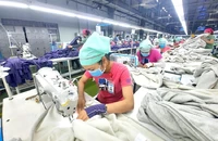 Nhiều doanh nghiệp đã chủ động trả lương cơ bản cao hơn mức lương tối thiểu vùng để giữ chân người lao động. Ảnh minh họa : VIẾT LONG