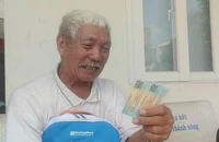Ông Võ Văn Sung vui mừng trong ngày nhận thẻ căn cước. Ảnh: NGUYỄN HIỀN