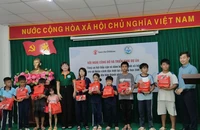 Các em đang theo học tại lớp học tình thương được nhận quà trung thu trong buổi ra mắt dự án. Ảnh: NGUYỄN HIỀN