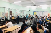 Người dân đến khám chữa bệnh tại Bệnh viện Quân Y 175. Ảnh: Nguyễn Hiền 