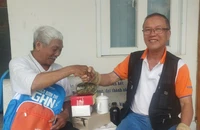 Ông Võ Văn Sung cùng tác giả bài viết vui mừng trong ngày ông Sung có thẻ căn cước. Ảnh: NGUYỄN HIỀN