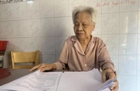 Bà Hồ Thị Tạo mong mỏi được sớm giải quyết cấp sổ hồng. Ảnh: NGUYỄN HIỀN