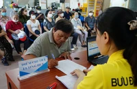 Người dân nhận lương hưu bằng tiền mặt tại TP.HCM. Ảnh: BHXH TP.HCM cung cấp