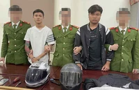 Vô cớ chém người rồi mua dao rạch áo nhằm đánh lạc hướng công an