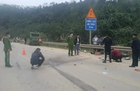 2 xe máy đi ngược chiều trên cao tốc va chạm với ô tô, 4 người tử vong