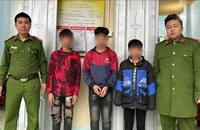 Công an triệu tập nhóm học sinh ném đá vào xe qua đường